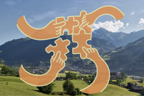 Landschaft mit Grafik darüber gelegt - vier Hände fügen Puzzlestücke zusammen