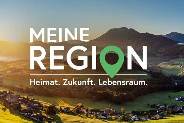 Logo Meine Region über Bild von Landschaft mit Dorf