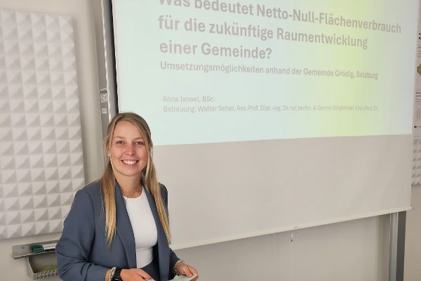 Anna Jansel steht vor ihrer Präsentation