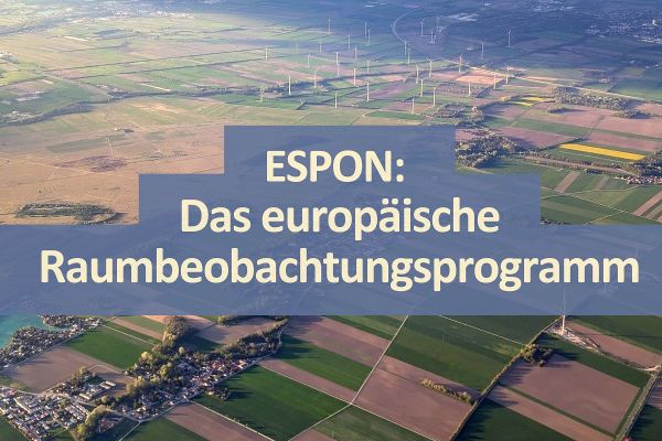 Luftaufnahme von landwirtschaftlichen Feldern mit Windrädern und dem Text 'ESPON: Das europäische Raumbeobachtungsprogramm'