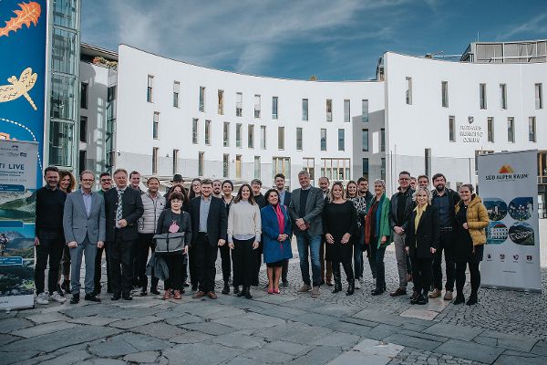 Rund 25 Menschen stehen vor dem vor dem Rathaus in Bruneck nach der Ergebnispräsentation des ISEK4