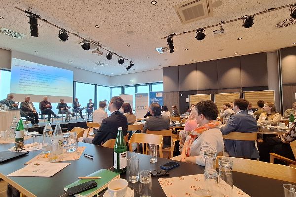 Podikum und Publikum des Policy Labs zum Bodenschutz 