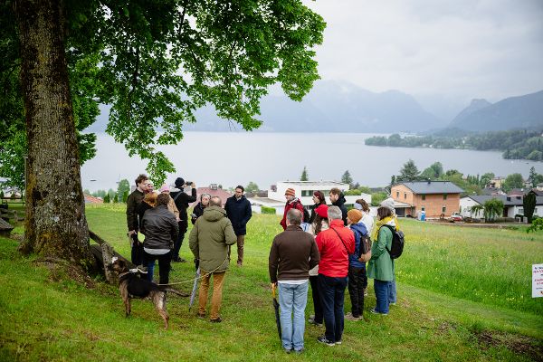 Personengruppe auf einer Anhöhe über einem See beim Soil Walk