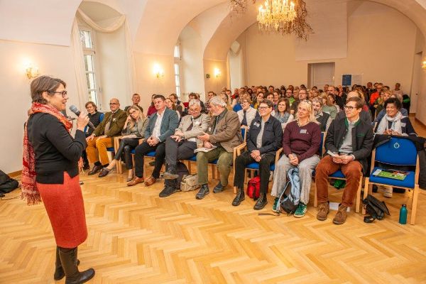 eine Vortragende vor Publikum