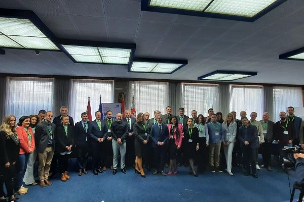 Teilnehmerinnen und Teilnehmer der Abschlussveranstaltung des Twinning-Projektes in Belgrad auf einem Gruppenfoto