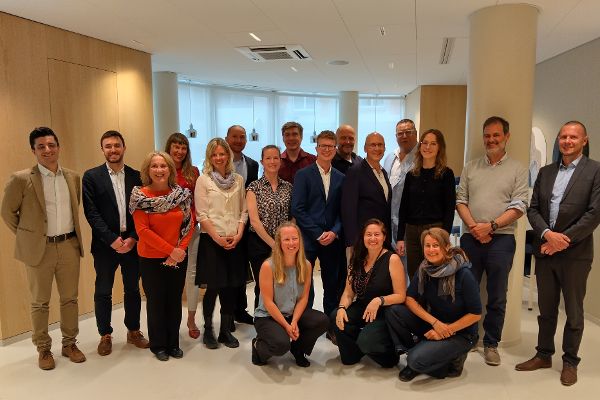 Foto aller Teilnehmerinnen und Teilnehmer am Kickoff-Meeting in Brüssel.