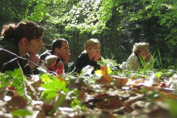 Menschen im Wald