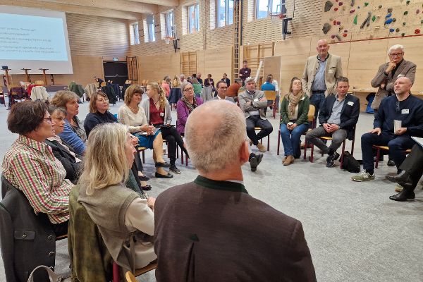 Die Teilnehmenden des Regional Policy Lab sitzen im Sesselkreis und diskutieren.
