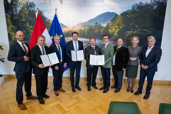Vertreterinnen und Vertreter der Wertschöpfungskette Holz und Bundesminister Totschnig in einem Gruppenbild mit der gemeinsamen Erklärung