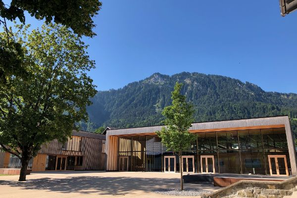 Kindergarten und Gemeindezentrum in Holzbauweise