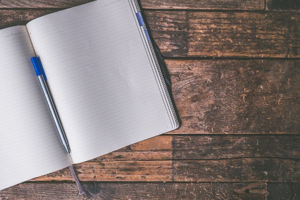 Offenes Notizbuch mit Stift
