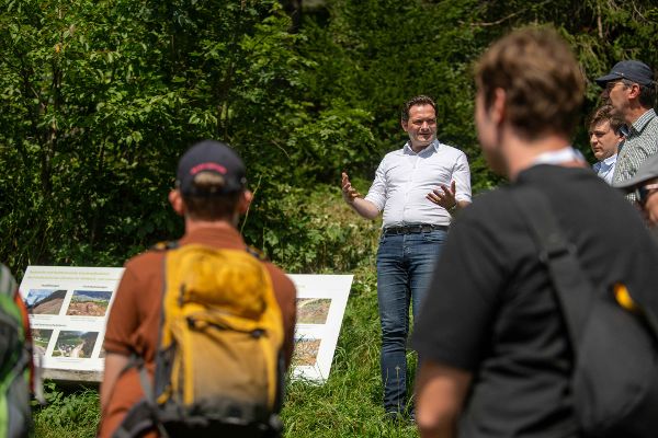 Bundesminister Totschnig bei Fachwanderung im Gelände