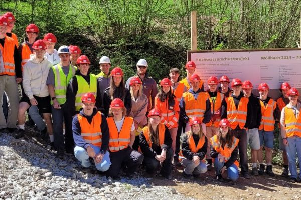 Gruppenfoto der HLT Zeltweg auf Baustellenbesichtigung bei der WLV 