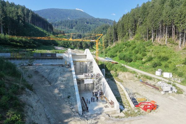 Baustelle der Rückhaltesperre am Lehnbach aus Vogelperspektive während den Arbeiten und mit den Schüler und Schülerinnen 