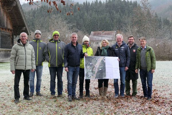 Vor Ort bei der Überprüfung des Gefahrenzonenplanes (v.l.n.r.): Friedrich Pühringer (Amt der NÖ Landesregierung), Mario Schritter, Gebietsbauleiter Eduard Kotzmaier (beide Wildbachverbauung), Andreas Pichler (BMLUK), Georg Dichlberger (Wildbachverbauung), Helga Fellner (Amt der NÖ Landesregierung), Bürgermeister Friedrich Fahrnberger, Amtsleiter Christoph Ruspekhofer und Sektionsleiter Christian Amberger (Wildbachverbauung)