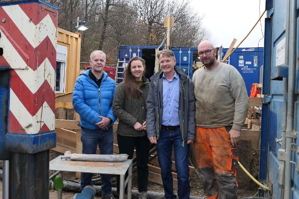 Lokalaugenschein bei den Spezial-Tiefbauarbeiten an der Dürren Liesing in Kaltenleutgeben, v.l.n.r.: Bauamtsleiter Peter Berger, Bürgermeisterin Bernadette Geieregger, Sektionsleiter Christian Amberger, Polier Michael Moll.
