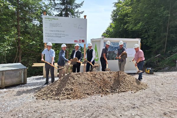 Spartenstich am Höttinger Bach mit Karl-Heinz Reckziegel (Amtsvorstand Tiefbau, Stadt Tirol), Bürgermeister Johannes Anzengruber, Landeshauptmann-Stellvertreter Josef Geisler, Bundesminister Norbert Totschnig, Gebhard Walter (Sektionsleiter WLV Tirol), Josef Plank (Gebietsbauleiter WLV, Mittleres Inntal), Karl Braun (Obmann der Vertretung der Bürger:innen Hötting)