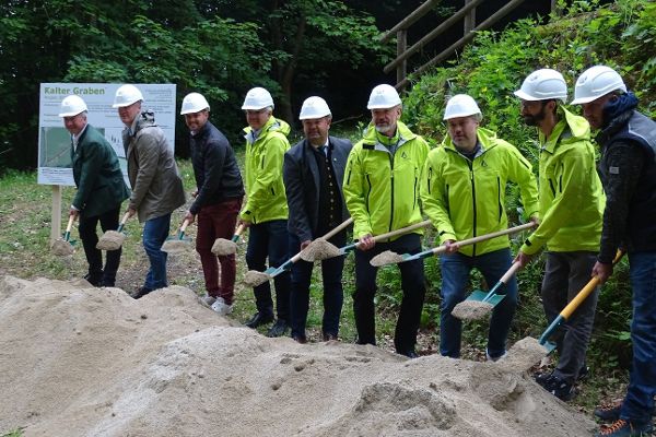 Amtsleiter Meinhard Günter, Vizebürgermeister Mandl Franz, Bürgermeister Pirstinger Christoph, Sektionsleiter Pöllinger Max, Steiermark Landtagsabgeordneter Konrad Markus, Gebietsbauleiter Streit Martin, Bauführer Schirlinger Armin, Planer Schwarz-Funder Michael, Partieleiter Ellmaier Martin (von links nach rechts)