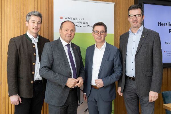 Gruppenbild von Wildbach- und Lawinenverbauung Sektionsleiter Gebhard Walter, Vorstand der Gruppe Forst im Land Tirol Harald Oblasser und zwei weiteren Personen