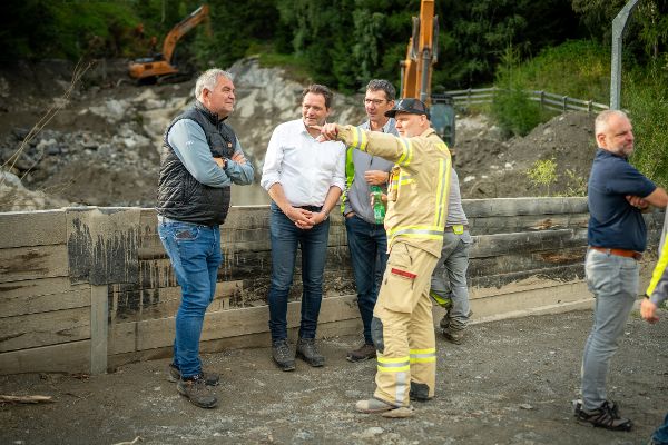 Lokalaugenschein in St. Anton mit Minister und Einsatzkräften