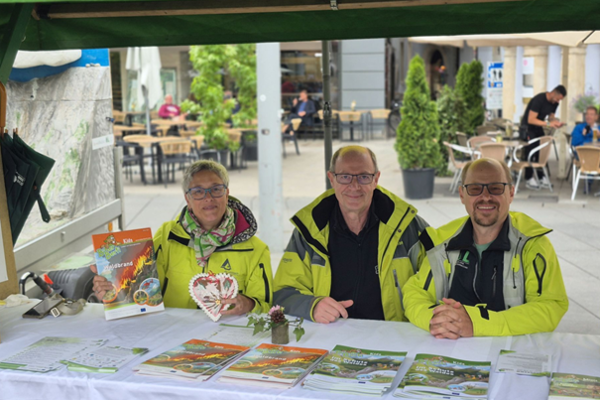 Stand der Wildbach- und Lawinenverbauung am Grazer Waldfest 2026 mit drei Mitarbeiter und Mitarbeiterinnen