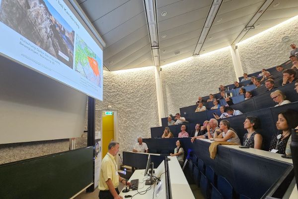 Erstes Netzwerktreffen zu GeoMonitorAT in einem Hörsaal der Universität Innsbruck mit Fachvorträgen und Publikum 