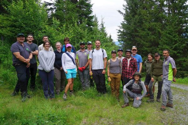 Gruppenfoto der Green Mountains-Initiative bei der Mitarbeiterinnen und Mitarbeiter der Silvretta Montafon, der BTV (Bank für Tirol und Vorarlberg, Mehrheitseigentümer der Silvretta Montafon) und der Gebietsbauleitung Bludenz der Wildbach- und Lawinenverbauung 