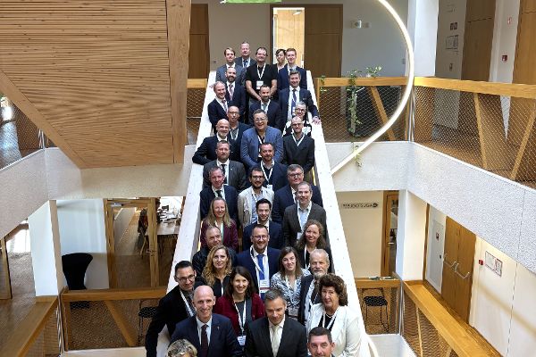 Gruppenbild der HLM-Teilnehmer auf einer Treppe