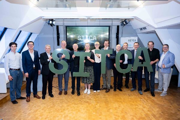 Gruppenbild mit den SITCA-Buchstaben