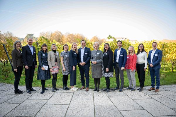 Das Team des woodCircle vor der Kulisse des Weingartens im Schloss Schönbrunn