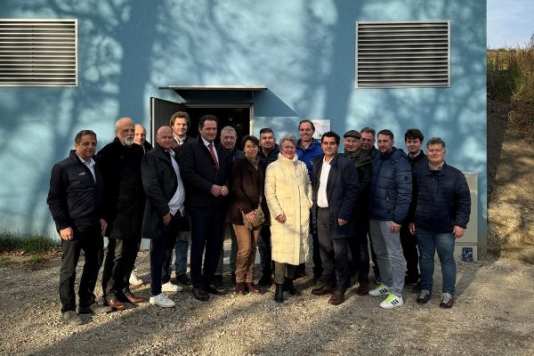 Minister Totschnig mit Gruppe vor Hochbehälter