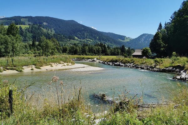 Fluss mit gewässerökologischen Maßnahmen in Salzburg