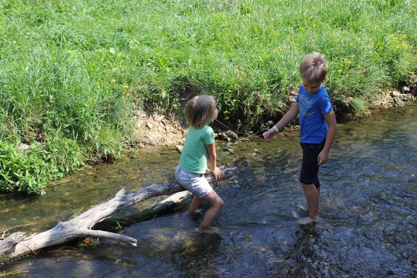 Kinder spielen im Fluss