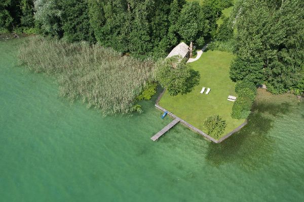 Bootssteg mit Hütte am Mondsee