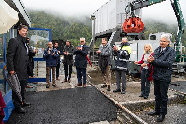 Gruppenfoto der Eröffnung Fischwanderhilfe Annabrücke
