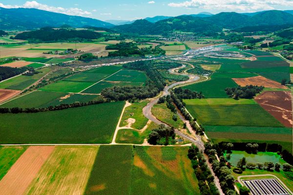 Landverschwenkungen; im Hintergrund Maßnahmen im Zuge des Baus der Koralmbahn