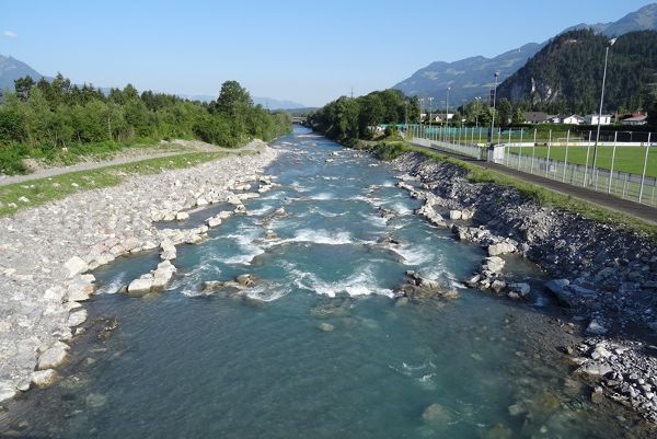 Blick flussabwärts auf die fertige obere Rampe in Nüziders: dabei unterbrechen Querelemente aus Steinen den sonst geraden Flusslauf.				