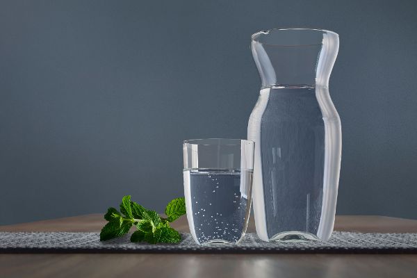 Wasserkrug mit Trinkwasser