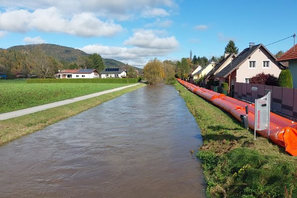Mobiler Hochwasserschutz an der Glan bei Poppichl am 03.11.2023