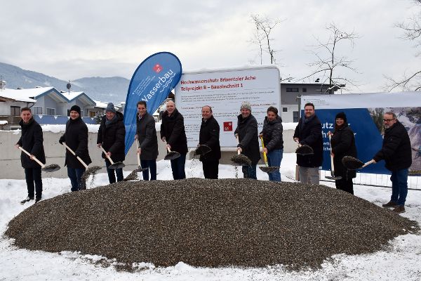 Gruppenfoto beim Spatenstich des Hochwasserschutz an der Brixentaler Ache.