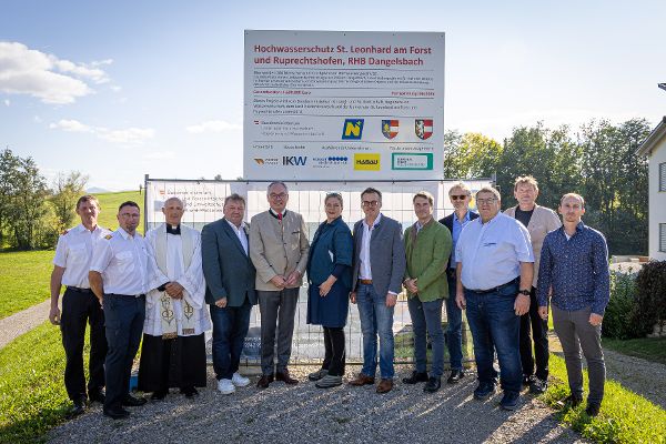 Gruppenfoto bei der Eröffnung des Hochwasserschutz am Dangelsbach.
