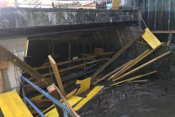 angestautes Holz unter einer Bruecke