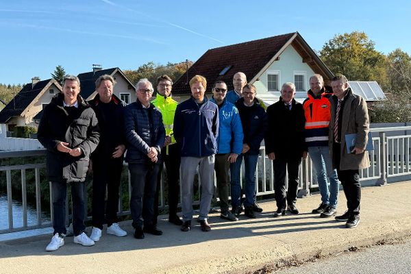 Gruppenfoto bei der Eröffnung des Hochwasserschutz Poppichl.