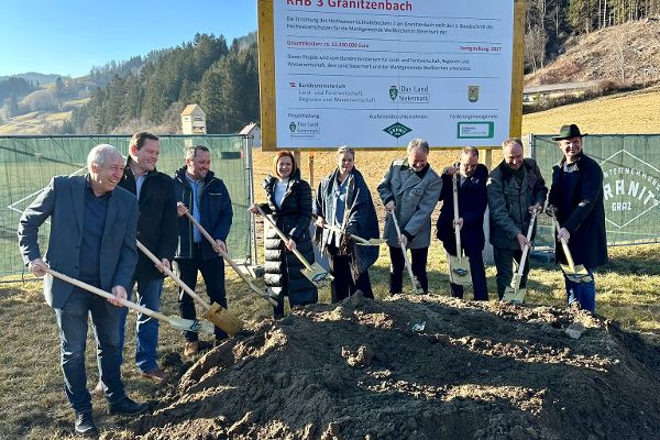 Ein Foto beim Spatenstich zum Hochwasserschutz Granitzenbach in der Steiermark.