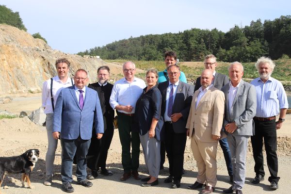 Persoenlichkeiten aus Politik und Verwaltung, im Hintergrund Baustelle 