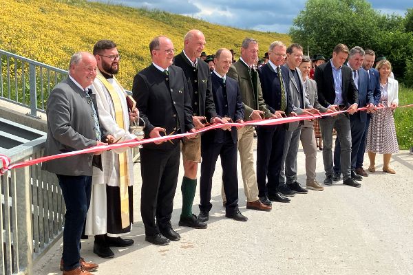 Persoenlichkeiten vor dem Rueckhaltebecken beim Durchschneiden des Bandes bei der Eroeffnung Hochwasserschutz Krems Au