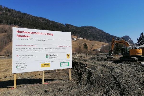 grosse Bautafel mit der Aufschrift Hochwasserschutz Liesing Mautern, Gesamtkoste 1,600.000 Euro, Fertigstellung Februar 2023 und sechs Logos der Beteiligten
