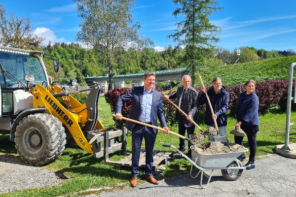 Das Bild zeigt den Spatenstich in der Gemeinde Rosegg mit Sektionschefin Monika Mörth, Landesrat Daniel Fellner, Bürgermeister Franz Richau sowie Projektleiter Andreas Kronig