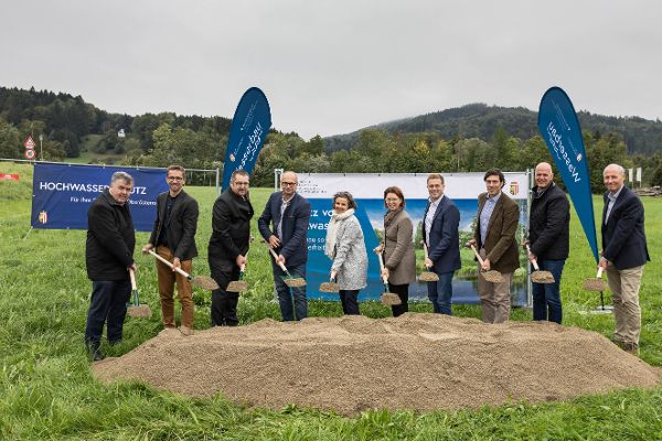 Spatenstich beim Hochwasserschutz Attergau.