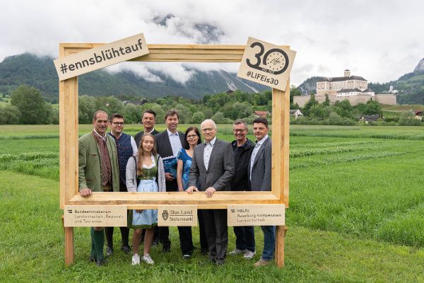 Gruppenfoto von Teilnehmerinnen und Teilnehmern